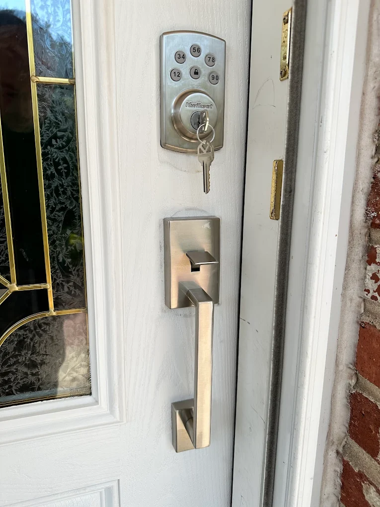 Entry door handle set with matching keyed deadbolt